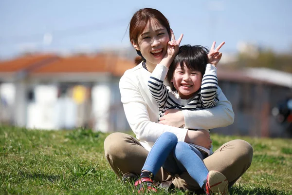 Mulher Asiática Com Filho Feliz — Fotografia de Stock