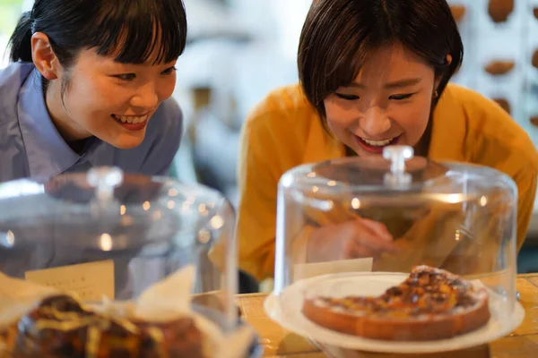 Glada Asiatiska Kvinnor Välja Kakor Locla Café — Stockfoto