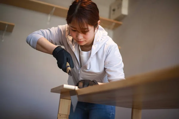 Молодая Азиатская Плотница Ремонтирует Свой Дом — стоковое фото