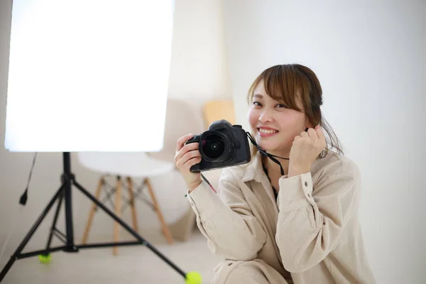 Mooie Jonge Vrouw Fotograaf Met Camera Studio — Stockfoto