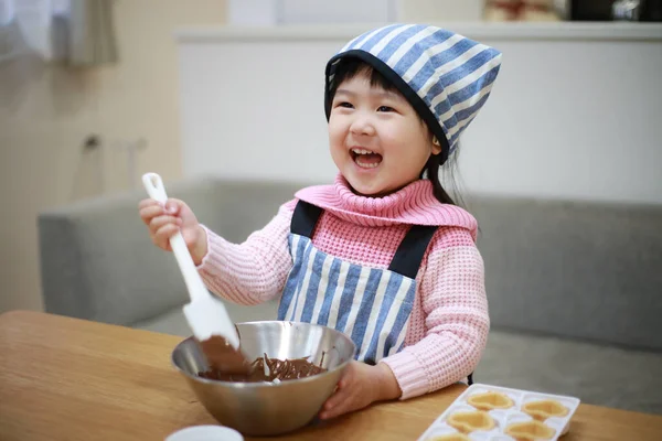 Bonito Asiático Menina Fazendo Doces — Fotografia de Stock