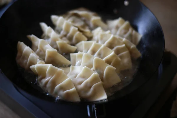 Hamur köftelerini kapama işlemi yapılıyor