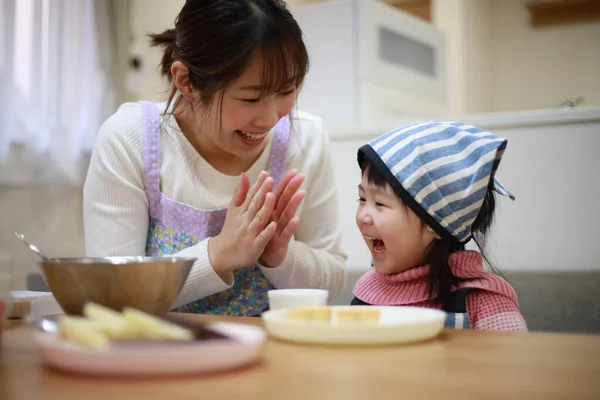 Liten Flicka Matlagning Med Sin Mamma Köket — Stockfoto
