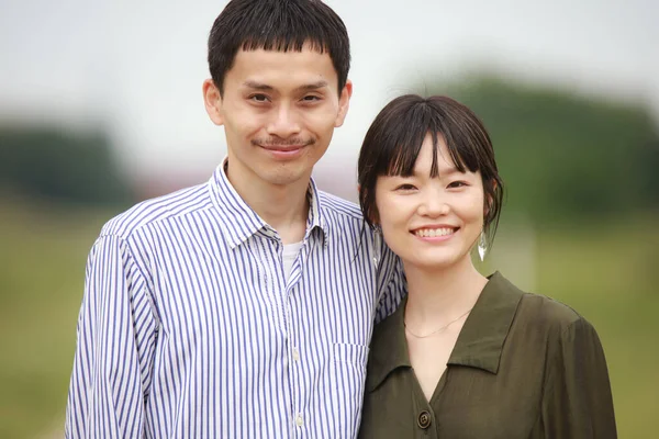 Portret Dwóch Młodych Azjatyckich Par Pozowanie Zewnątrz — Zdjęcie stockowe