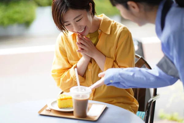 Ung Kvinna Barista Förbereda Läckra Kaffe Och Tårta Till Kunden — Stockfoto