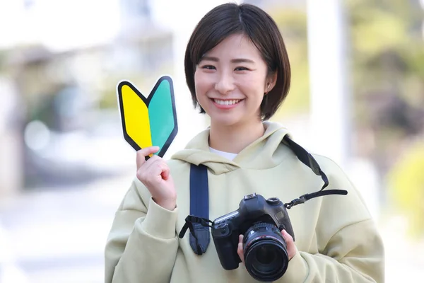 Schöne Frau Mit Kamera Beim Fotografieren Park — Stockfoto