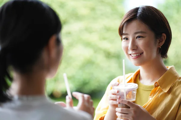 Feliz Asiático Mujeres Bebiendo Café Fresco Mañana — Foto de Stock