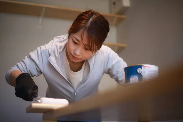 Indah Wanita Jepang Membersihkan Dan Memperbaiki Rumah — Stok Foto