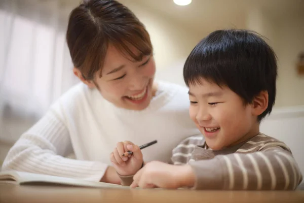 Schattig Aziatisch Jongen Met Moeder Tekening Samen — Stockfoto