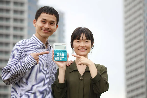 Glada Asiatiska Par Väljer Lägenhet — Stockfoto
