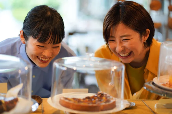 Glada Asiatiska Kvinnor Välja Kakor Locla Café — Stockfoto