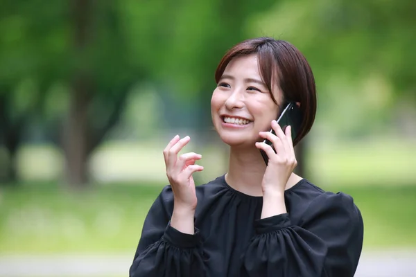 Junge Asiatin Telefoniert Mit Dem Handy Park — Stockfoto