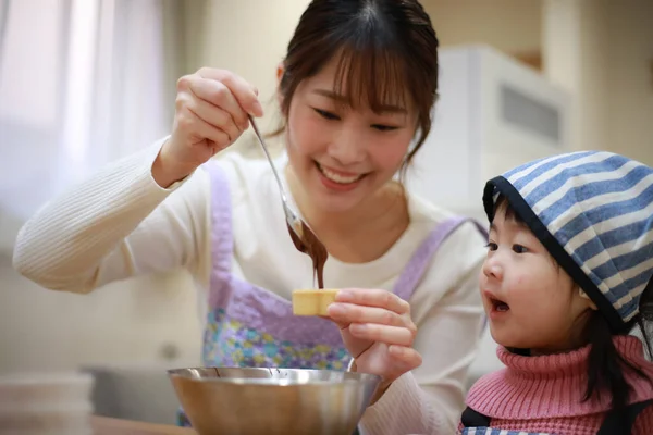 Menina Cozinhar Com Sua Mãe Cozinha — Fotografia de Stock