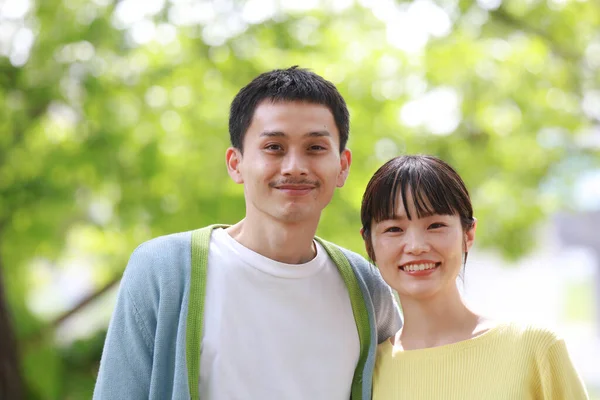Retrato Dois Jovem Asiático Casal Posando Livre — Fotografia de Stock
