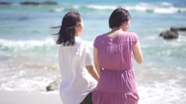 Kadınlar denize bakarak