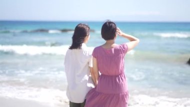 Kadınlar denize bakarak