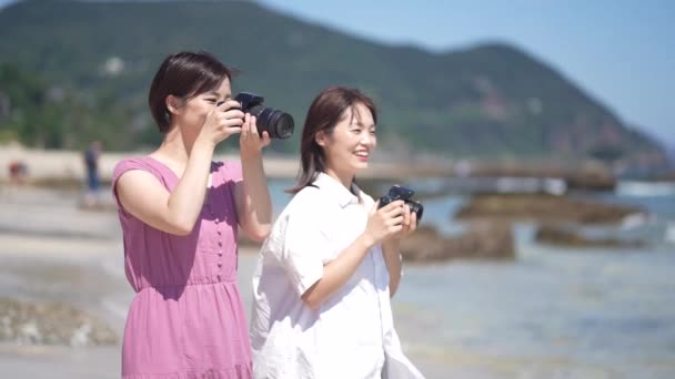 Kadınlar Sahilde Fotoğraf Çekiyor — Stok video
