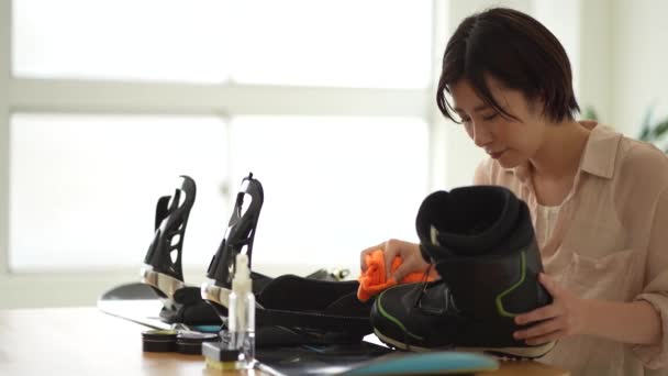 Junge Asiatische Frau Präpariert Ein Snowboard — Stockvideo