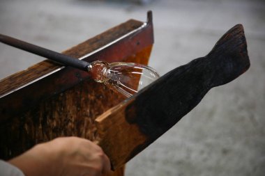 üfleme cam yakın çekim süreci
