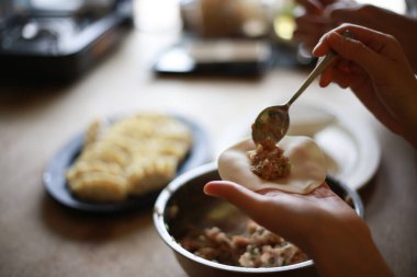 Hamur köftelerini kapama işlemi yapılıyor