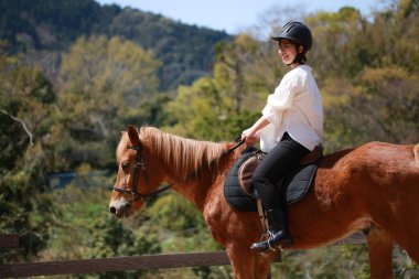 Parkta atı olan güzel Asyalı kız.