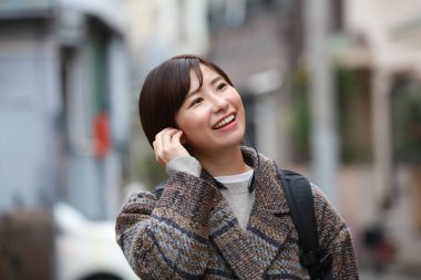 Sırt çantalı mutlu bir turist. 