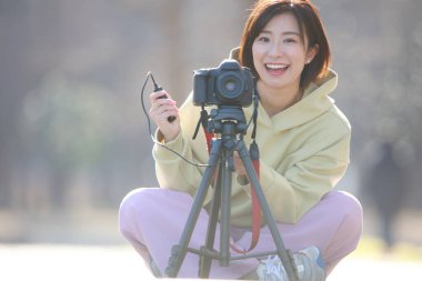 Fotoğraf çeken bir kadının resmi.