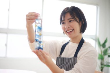 Bitki özlü bir kadın resmi