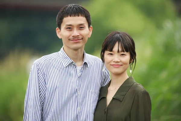 Portrait Deux Jeunes Asiatique Couple Posant Extérieur — Photo