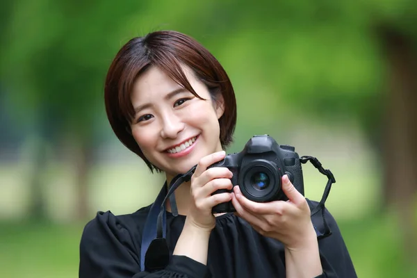 Porträt Einer Asiatischen Frau Fotografiert Park — Stockfoto
