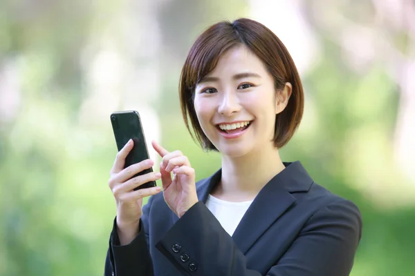 Beautiful Asian Businesswoman Smartphone Park — Stock Photo, Image