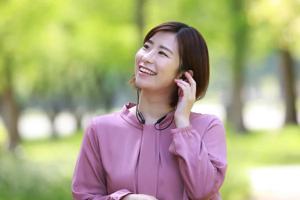 Fiatal Ázsiai Üzletasszony Headset Parkban — Stock Fotó