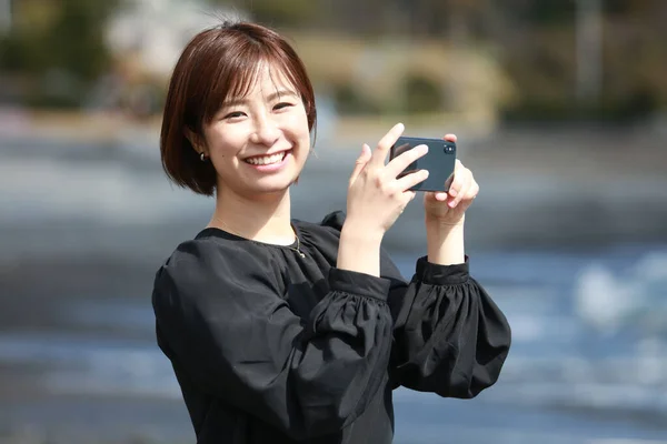 Asiatiska Ung Kvinna Med Smartphone — Stockfoto