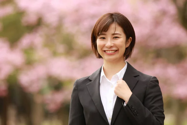 Vacker Asiatisk Affärskvinna Står Parken — Stockfoto