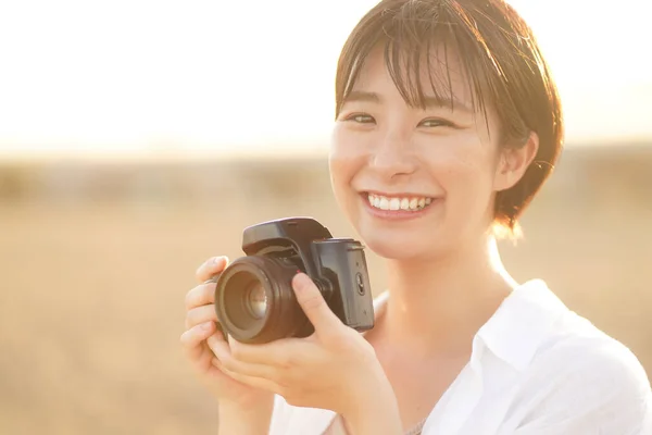 Hermosa Mujer Con Cámara Tomando Fotos Parque —  Fotos de Stock