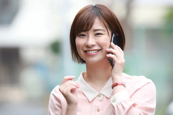 Junge Asiatische Geschäftsfrau Mit Smartphone Park — Stockfoto
