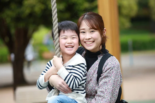 公園の遊び場で遊ぶアジア系の家族 — ストック写真