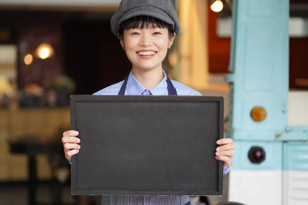 Porträtt Ung Vacker Asiatisk Kvinna Som Håller Tom Tavla Restaurang — Stockfoto