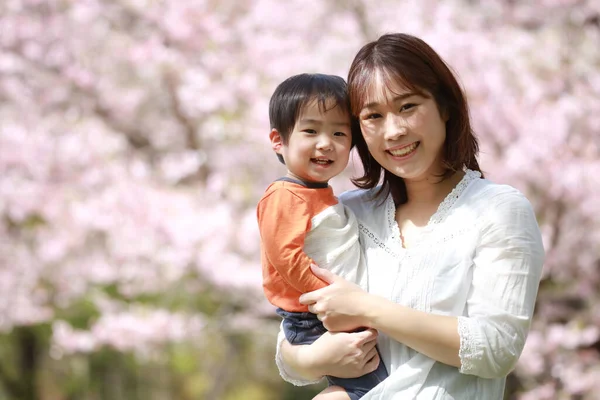 Feliz Asiático Mãe Criança Jardim Primavera — Fotografia de Stock