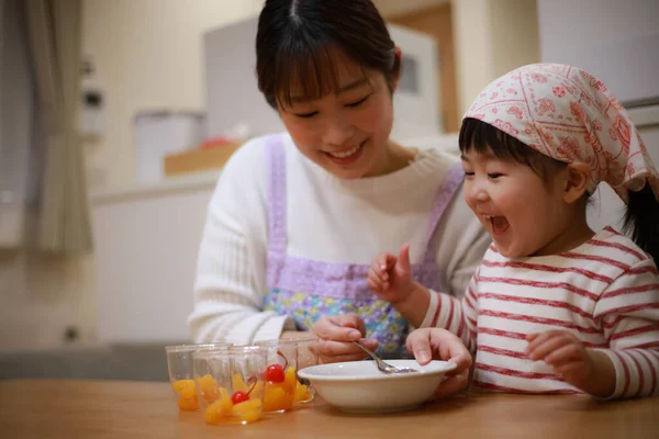 Beautiful Asian Mother Cooking Her Little Daughter Kitchen — Stock Photo, Image