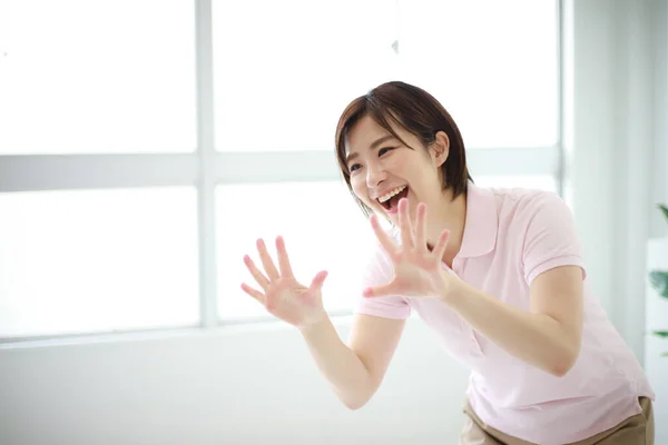 笑顔で幸せと興奮笑顔で手を挙げている若いアジア人女性は — ストック写真