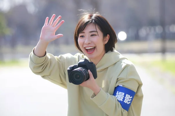 Eine Lächelnde Fotografin Hat Eine Armbinde Arm Die Auf Japanisch — Stockfoto