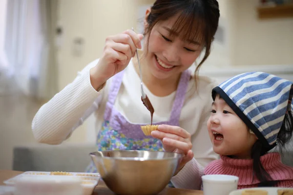 Menina Cozinhar Com Sua Mãe Cozinha — Fotografia de Stock