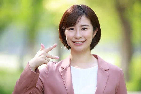 Retrato Uma Bela Mulher Jovem Asiática — Fotografia de Stock