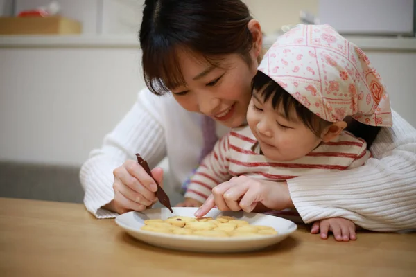 Belle Asiatique Mère Cuisine Avec Petite Fille Sur Cuisine — Photo