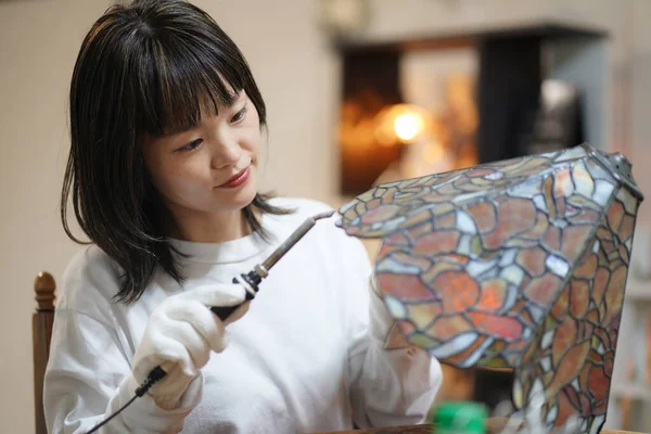 Genç Asyalı Kadın Lehimleme Demiri Kullanarak Güzel Bir Dekorasyon Yapıyor — Stok fotoğraf
