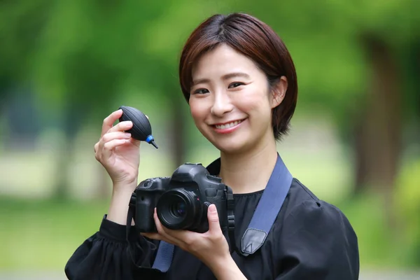 Porträt Einer Asiatischen Frau Fotografiert Park — Stockfoto