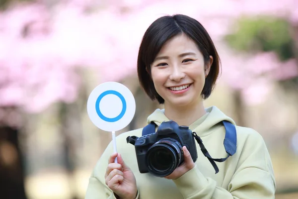 Eine Frau Mit Einer Spiegelreflexkamera Und Einem Tag — Stockfoto