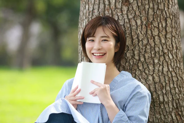 Glimlachende Vrouw Die Boek Leest Het Park — Stockfoto