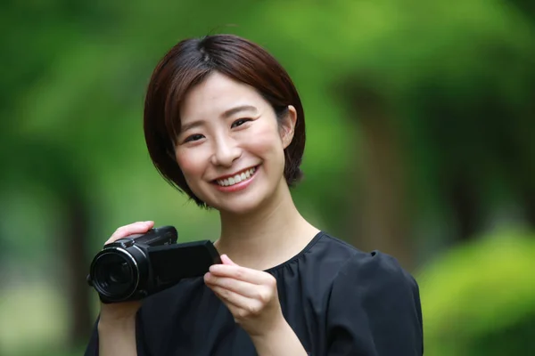 Junge Asiatische Frau Mit Kamera Park — Stockfoto